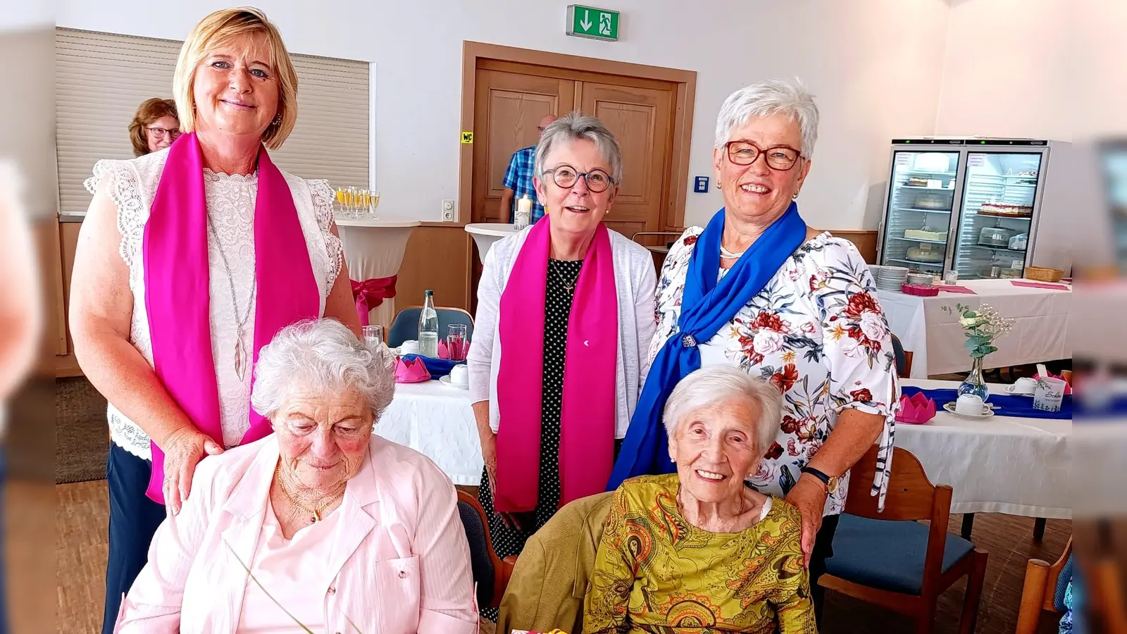 Gründungsmitglieder Frau Irmgard Kneidl und Marianne Lindner , sitzend<br>Erste Diözesanvorsitzend Frau Martha Bauer . Erste Bezirksvorsitzende Frau Rita König aus Kemnath und Teamsprecherin Frau Christine Pfeiffer (Bild: Carola Meier)