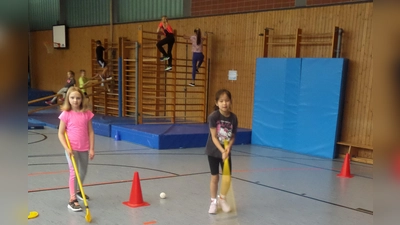 Verschiedene Bewegungsstationen reizten in der Turnhalle zum Mitmachen (Bild: Judith Köhler)
