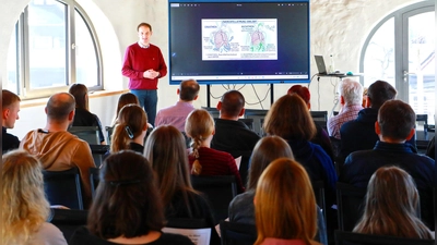 Über Atemtechnik und Intonation sprach zu Beginn des Tages Referent Dr. Markus Ringer (vorne stehend) aus Boxdorf. (Bild: Jochen Neumann)