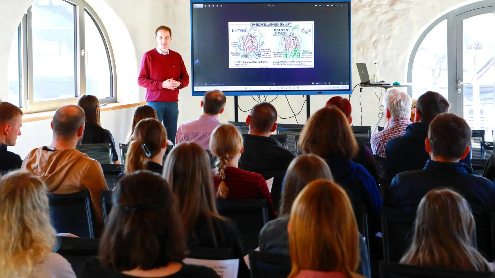Über Atemtechnik und Intonation sprach zu Beginn des Tages Referent Dr. Markus Ringer (vorne stehend) aus Boxdorf. (Bild: Jochen Neumann)