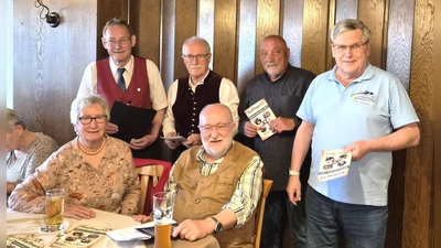 Team von KulTourAS präsentiert den neuen Flyer. Vorne: Monika Preller, Sepp Lösch. Hinten: Josef Schmaußer, Helmut Heinl, Peter Preller, Walter Heldrich. Nicht im Bild: Dieter Radl (Bild: Walter Heldrich)