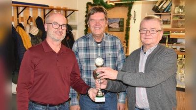 2. Schützenmeister Markus Gebhard, Schießleiter Lothar Mehringer überreichen den Pokal an Albert Liedl. (Bild: Reiner Hoffmann)