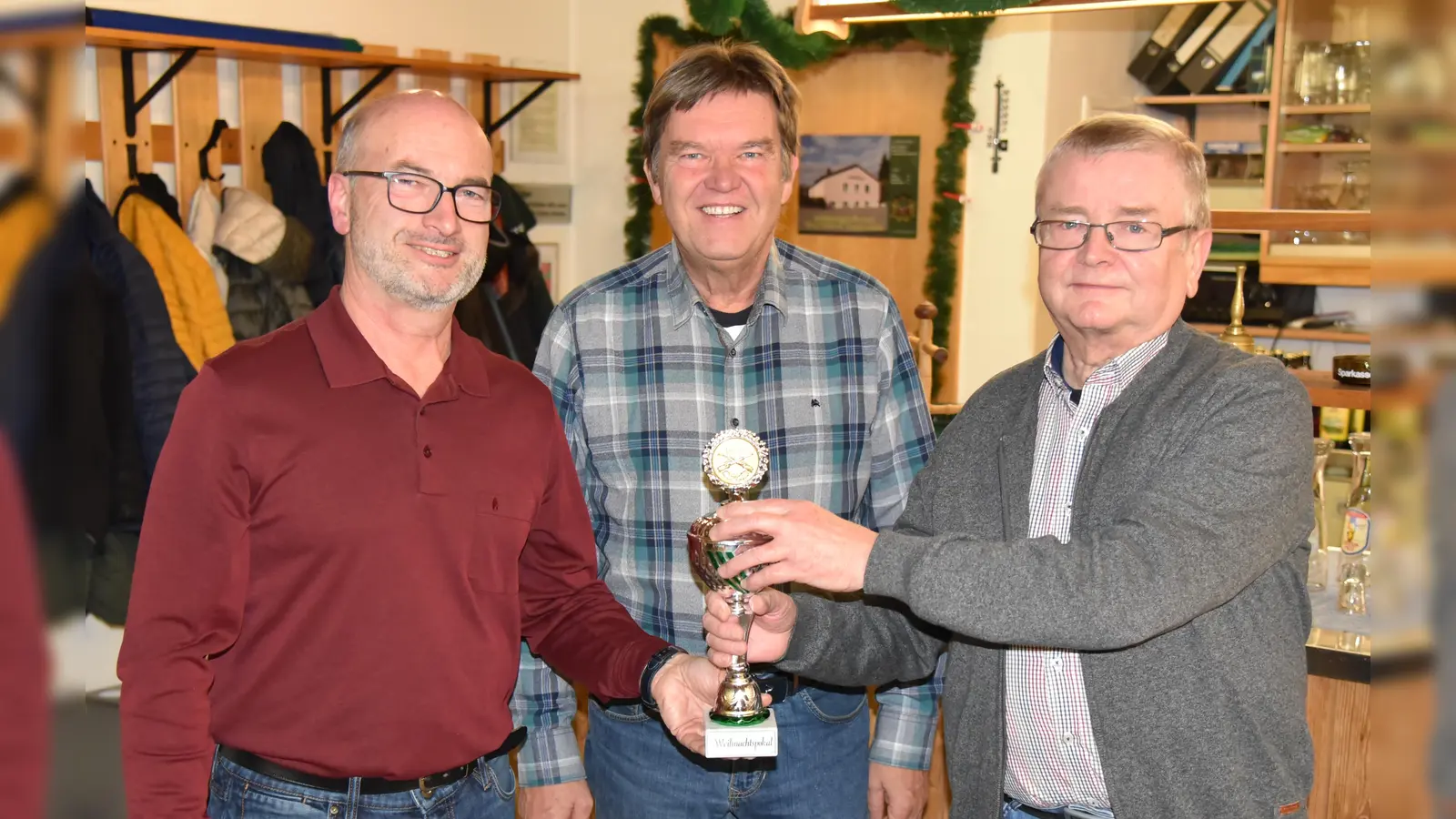 2. Schützenmeister Markus Gebhard, Schießleiter Lothar Mehringer überreichen den Pokal an Albert Liedl. (Bild: Reiner Hoffmann)