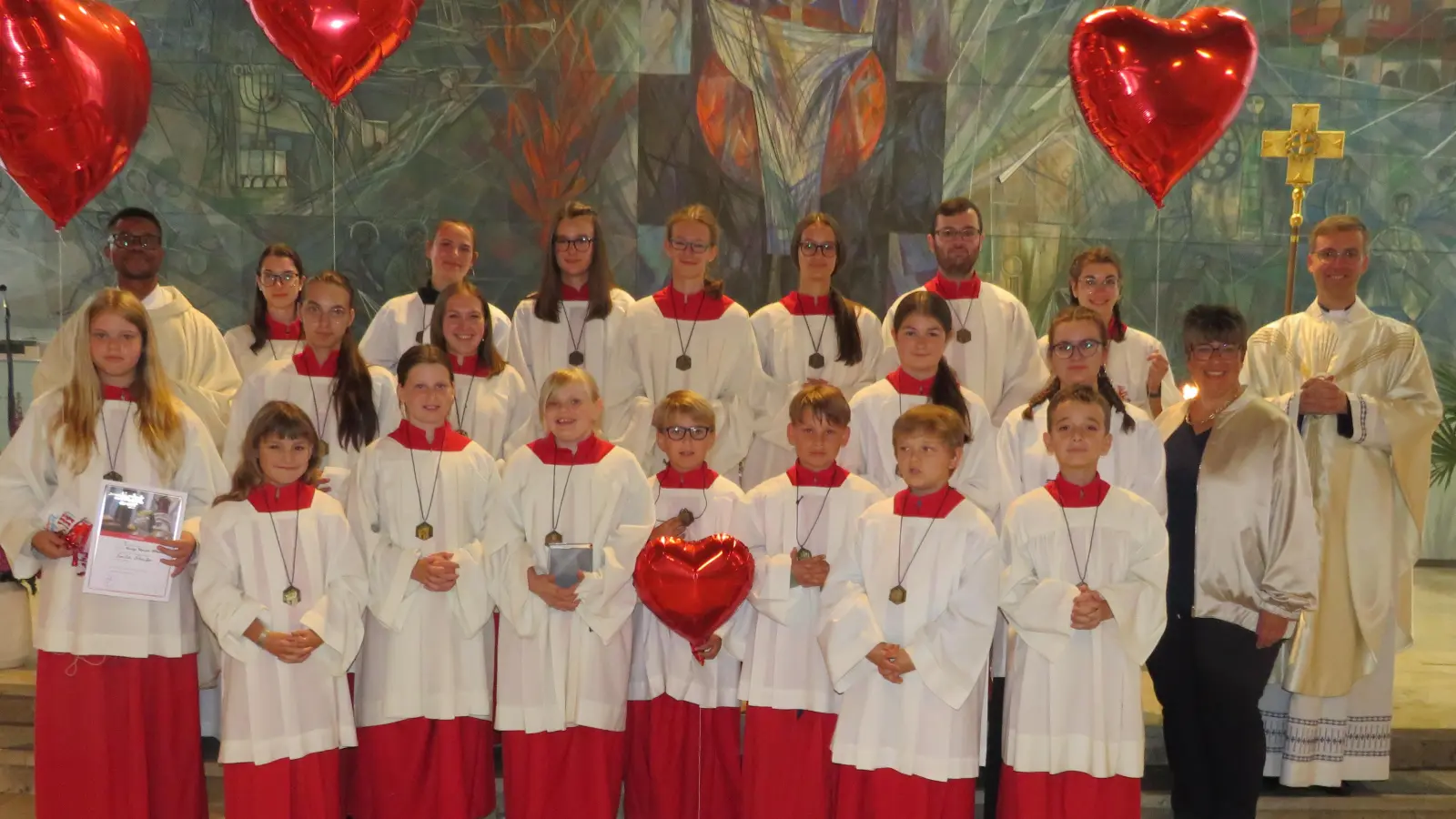 Die neu aufgenommenen Ministraten mit Pfarrer Thomas Kopp, Gemeindereferentin Claudia Stöckl (von rechts) und Pfarrvikar Justin Mishimbe(hinten Links) (Bild: Johann Adam)