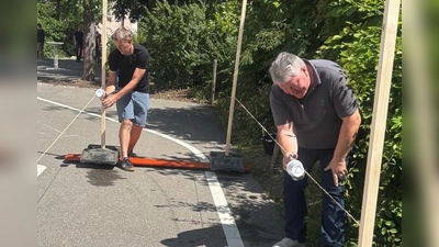 1. Bürgermeister Bernhard Schmidt und Markus Meyer, tech. Angestellter der Stadt Erbendorf und Kindergartenvater, beim Wasserspritzenduell (Bild: Sabine Schöpf-Schreiber)