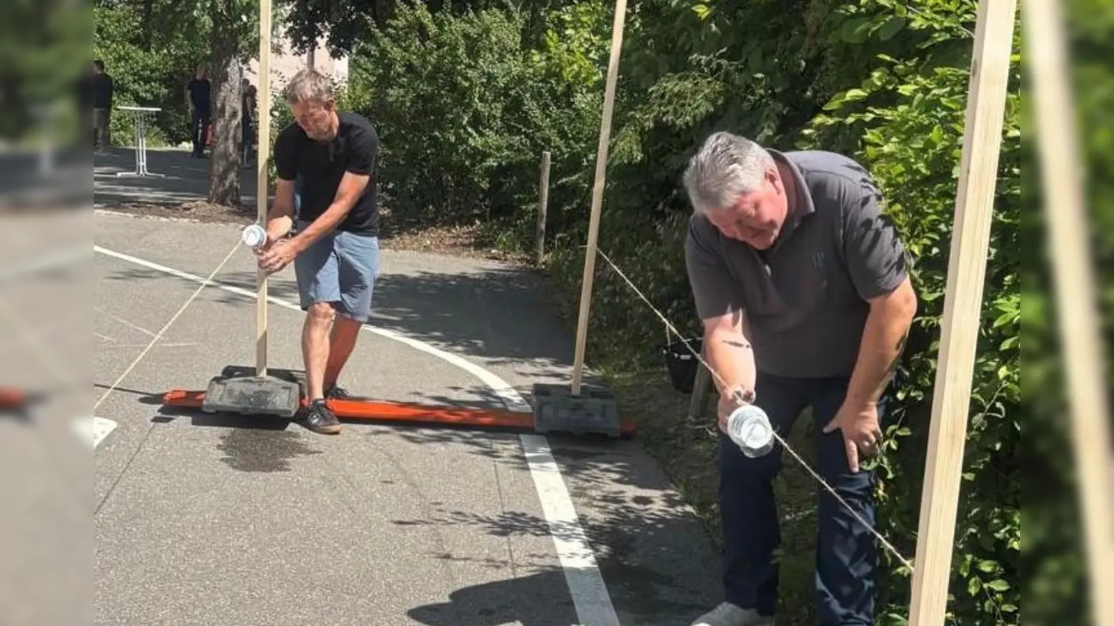 1. Bürgermeister Bernhard Schmidt und Markus Meyer, tech. Angestellter der Stadt Erbendorf und Kindergartenvater, beim Wasserspritzenduell (Bild: Sabine Schöpf-Schreiber)