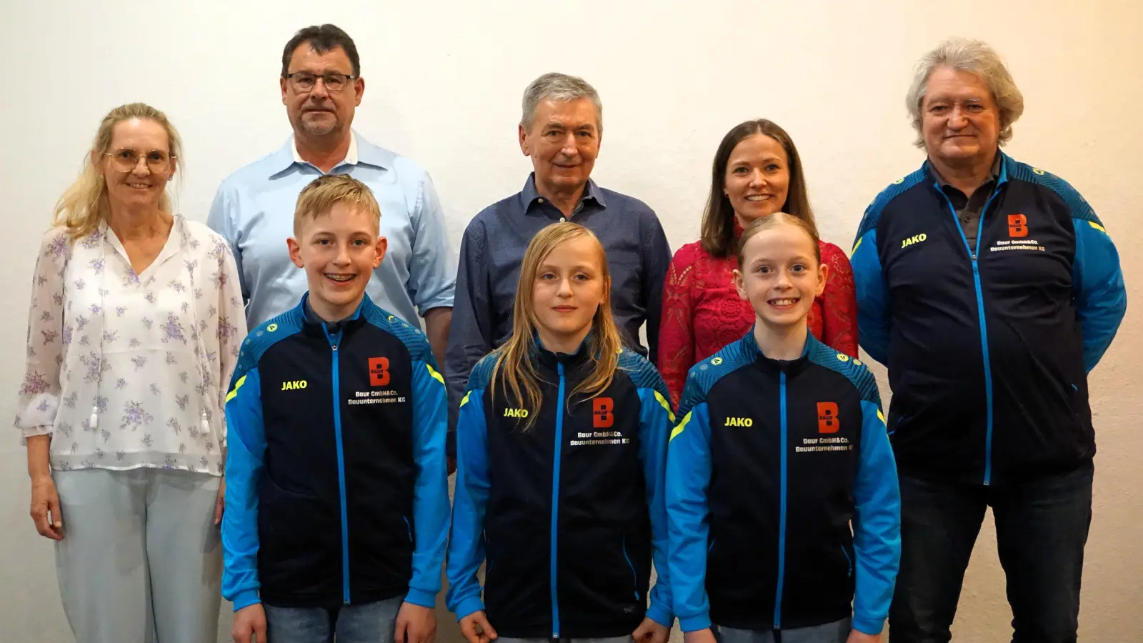 Die DJK-Vorsitzenden Christian Scharl, Lothar Trager und Linda Blödt (hinten von links) zeichneten Beate Schmalzbauer, Ben, Sara und Valerie Lösch sowie Manfred Schmid (vorne von links) aus (Bild: Lothar Trager (tra))