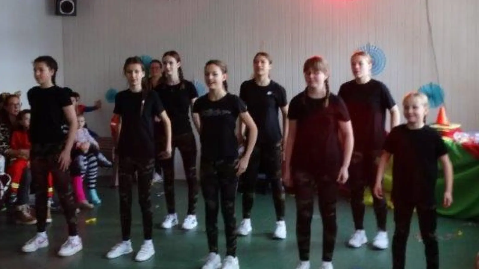 Die „Dancing Crew” des Sportvereins Trevesen, unter der Leitung von Pia Wegmann, war wieder einmal ein Höhepunkt mit ihrer Tanzeinlage beim Kinderfasching in Trevesen.  (Bild: Tanja Wegmann)