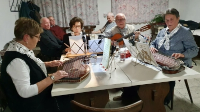 Die Zithergruppe des OWV Mantel umrahmte die vereinseigene Weihnachtsfeier.  (Bild: Eva Seifried)