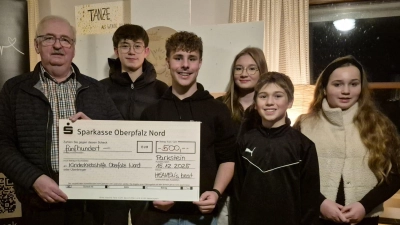 Die Spendenübergabe. (Bild: Jonas Funk)