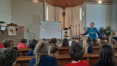 Katrin Feil weiß es den Kindern spannend die Schöpfungsgeschichte zu vermitteln. (Bild: Dagmar Franz)