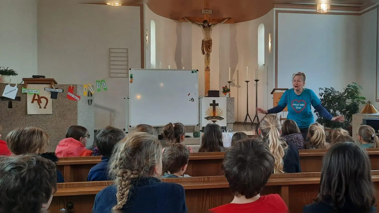 Katrin Feil weiß es den Kindern spannend die Schöpfungsgeschichte zu vermitteln. (Bild: Dagmar Franz)