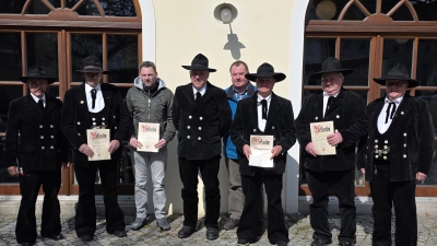 Von links nach rechts: Ludwig Simon (Schriftführer), Alexander Keil, Matthias Keil, Norbert Weiß (Kassier), Stefan Schäffer, Georg Honig, Karlheinz Pilhoefer, Josef Donhauser (1. Vorstand) (Bild: Florian Donhauser)