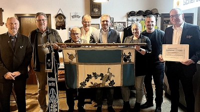 Auf dem Gruppenbild von links: Manfred Zettl, Walther Piehler, Werner Hölig, Thomas Lewerenz, Ernst Lenk, Ina Ravn, Pierre Ravn und Stephan Fiedler mit dem Spendenscheck. (Bild: Thomas Lewerenz)