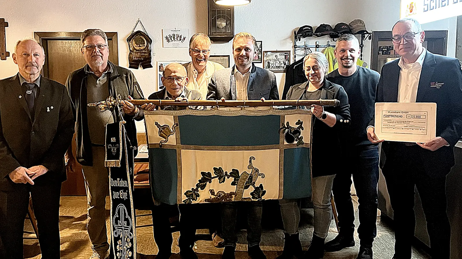 Auf dem Gruppenbild von links: Manfred Zettl, Walther Piehler, Werner Hölig, Thomas Lewerenz, Ernst Lenk, Ina Ravn, Pierre Ravn und Stephan Fiedler mit dem Spendenscheck. (Bild: Thomas Lewerenz)