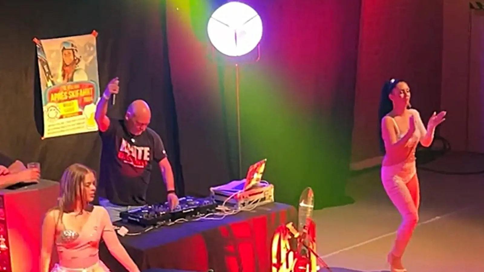 DJ Eisbär und die Partygirls heizen den Besuchern des Ski-Opening in der Riedener Mehrzweckhalle mächtig ein. (Bild: gau)
