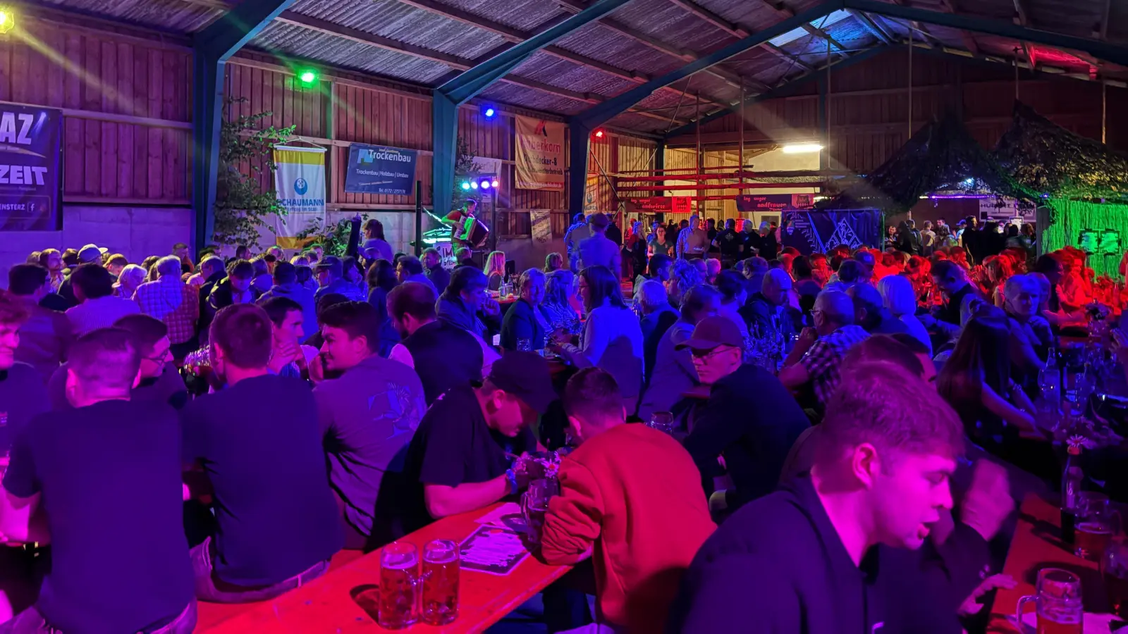 Eine volle Festhalle mit rund 350 Gästen feierte am 03.06. das 4. Zoigl- und Weinfest. (Bild: Eva Schaumberger)