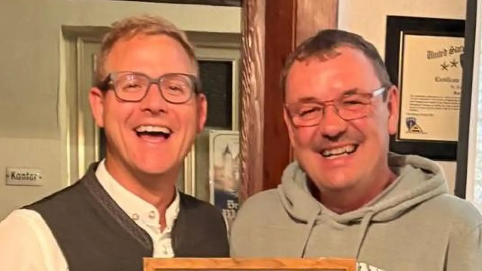 Übergabe Dankeschön an Fritz Herold (Bild: Julia Trummer)