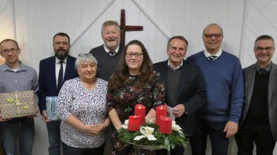 Der neue Heimleiter Konrad Nickl (links) und Pflegedienstleiter Martin Skutella (Zweiter von links) verabschieden Diakon Wolfgang Reuther (Vierter von links) im Kreise seiner Familie und weiterer Gäste.  (Bild: Gerlinde Koch/exb)