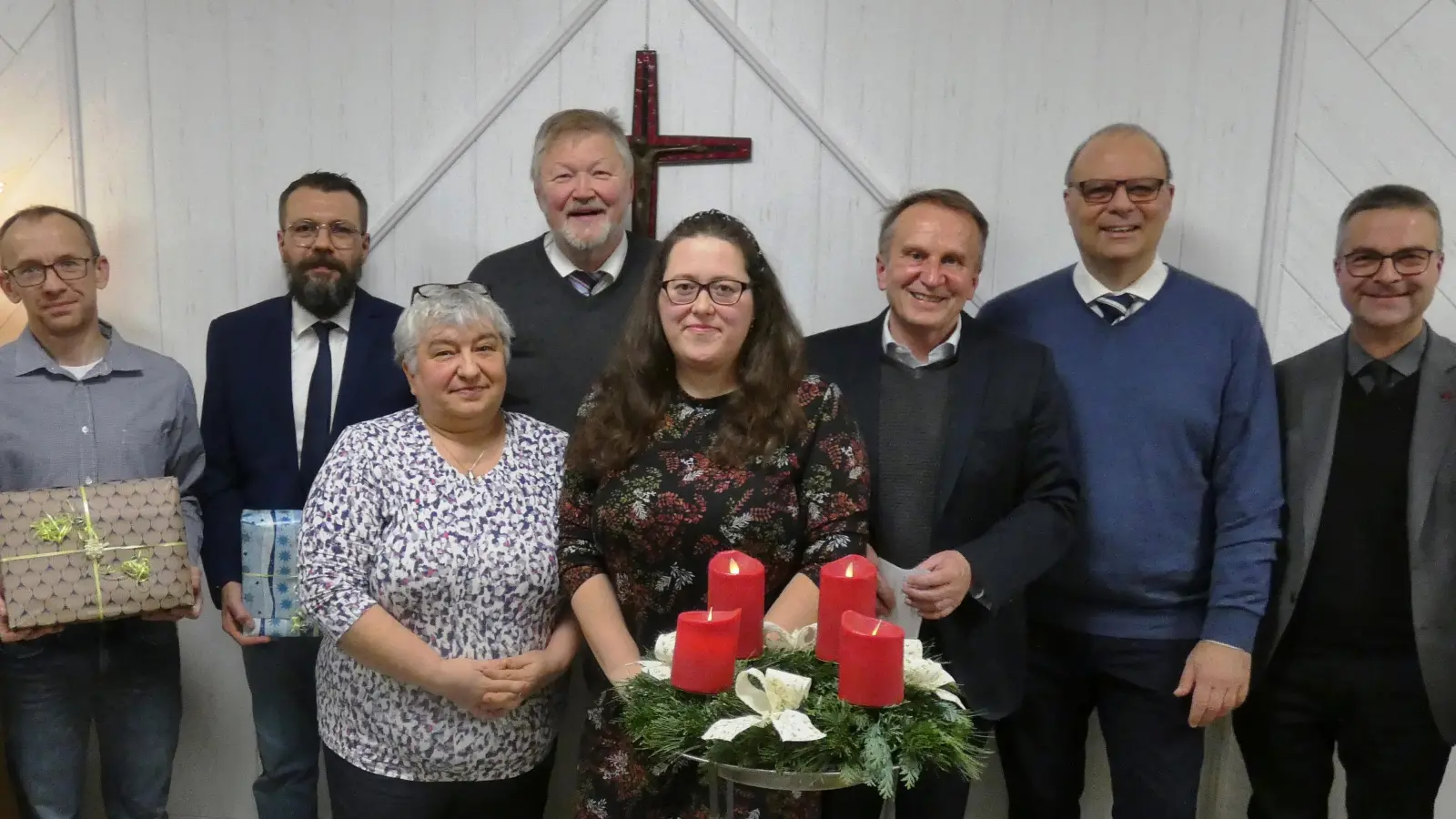 Der neue Heimleiter Konrad Nickl (links) und Pflegedienstleiter Martin Skutella (Zweiter von links) verabschieden Diakon Wolfgang Reuther (Vierter von links) im Kreise seiner Familie und weiterer Gäste.  (Bild: Gerlinde Koch/exb)