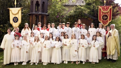 Die Kommunionkinder der Pfarrei Pressath mit Pfarrer Edmund Prechtl und Gemeinde Reverentin Anita Pollok. (Bild: Altstadt Atelier Argauer)