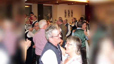 Das Bild zeigt eine Tanzveranstaltung der Oberpfälzer Volksmusikfreunde in Klardorf. (Bild: QUELLE UNBEKANNT!)