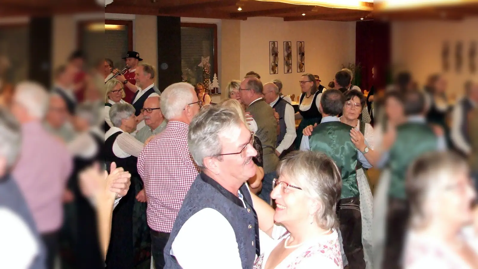 Das Bild zeigt eine Tanzveranstaltung der Oberpfälzer Volksmusikfreunde in Klardorf. (Bild: QUELLE UNBEKANNT!)