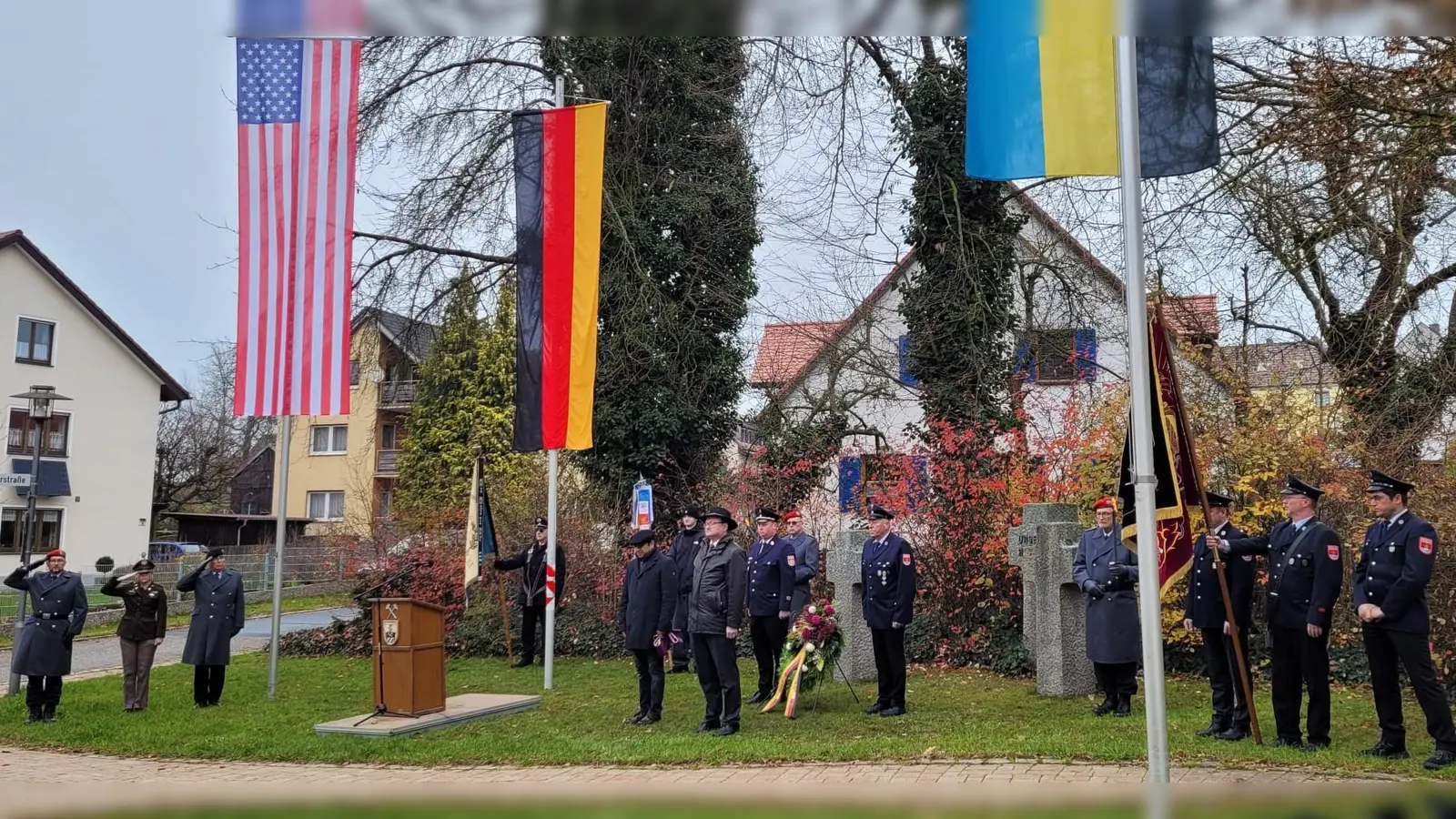 (Im Bild von links) Oberfeldwebel Rafael Kämmerer (2. Vorsitzender), Captain Amelia Appell (US-Kompaniechefin 702. Explosive Ordnance Disposal Company), Oberstleutnant d.R. Norbert Bücherl, Fahnenträger Heinz Peter Ertl, Pfarrer Benni Joseph, Fahnenträger Jan Häusler, Bürgermeister Uwe König, Kommandant Andreas Luber, Hauptgefreiter d.R. Alfons Hupfer, Josef Amann, Stabsunteroffizier d.R. Klaus Paa, Hubert Kohl, Fahnenträger Andreas Kohl, Andreas Pamler. <br> (Bild: Christiane Regn)