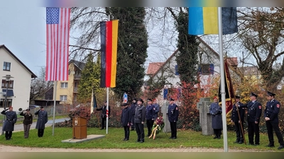 (Im Bild von links) Oberfeldwebel Rafael Kämmerer (2. Vorsitzender), Captain Amelia Appell (US-Kompaniechefin 702. Explosive Ordnance Disposal Company), Oberstleutnant d.R. Norbert Bücherl, Fahnenträger Heinz Peter Ertl, Pfarrer Benni Joseph, Fahnenträger Jan Häusler, Bürgermeister Uwe König, Kommandant Andreas Luber, Hauptgefreiter d.R. Alfons Hupfer, Josef Amann, Stabsunteroffizier d.R. Klaus Paa, Hubert Kohl, Fahnenträger Andreas Kohl, Andreas Pamler. <br> (Bild: Christiane Regn)