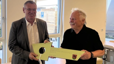 Bürgermeister Reinhard Sollfrank erhält den symbolischen Schlüssel von Architekt Josef Schöberl. (Bild: Hans Wittmann)