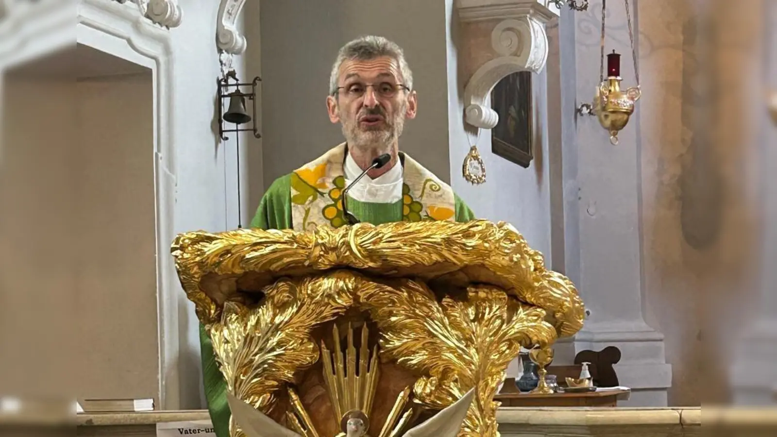 Pfarrer Brügel bei seiner Ansprache. (Bild: Martin Bergmann)