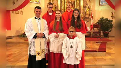 Pfarrer Thomas Kohlhepp begrüßt die neue Ministrantin Valentina Müller und stellt gemeinsam mit den Oberministranten Fabian Rittner und Maximilian Rauch die neuen Oberministrantinnen Lena Pöllath und Mia Mösbauer vor. (Bild: Beate Suttner)