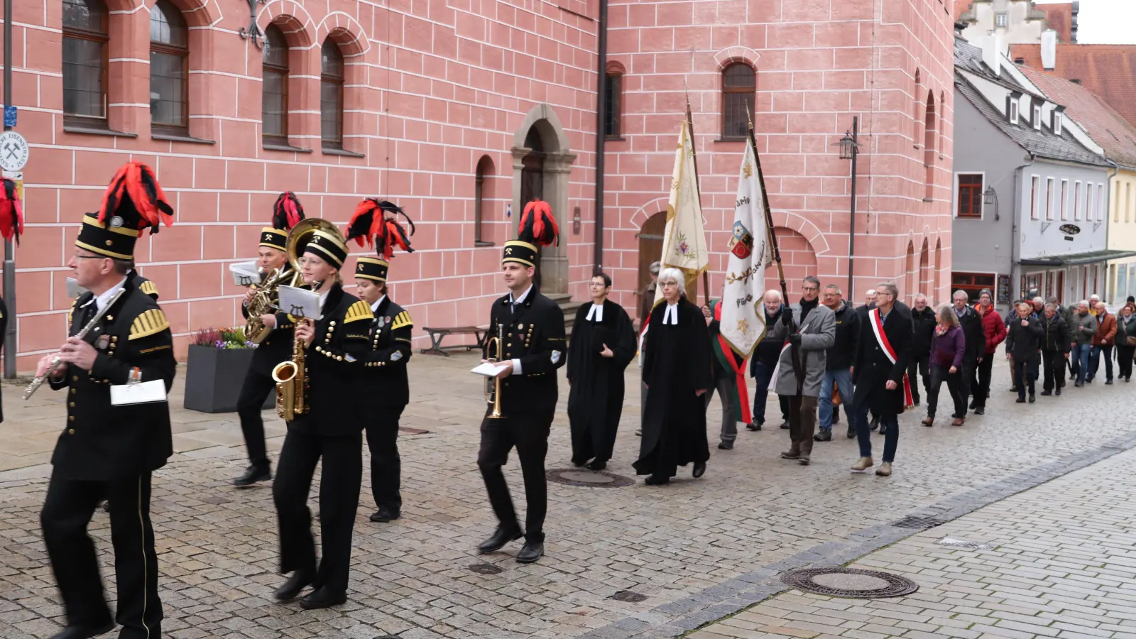 Unter festlichen Bläserklängen zogen die Gläubigen mit Dekanin Ulrike dittmar und Pfarrerin Ulrike Häberlein zur Christuskirche, um das Reformationsfest zu feiern (Bild: Corinna Groth )