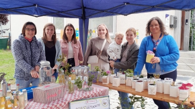 Mitglieder des Elternbeirats und Krippenteam helfen beim Bürgerfest zusammen. (Bild: Tobias Plonner)