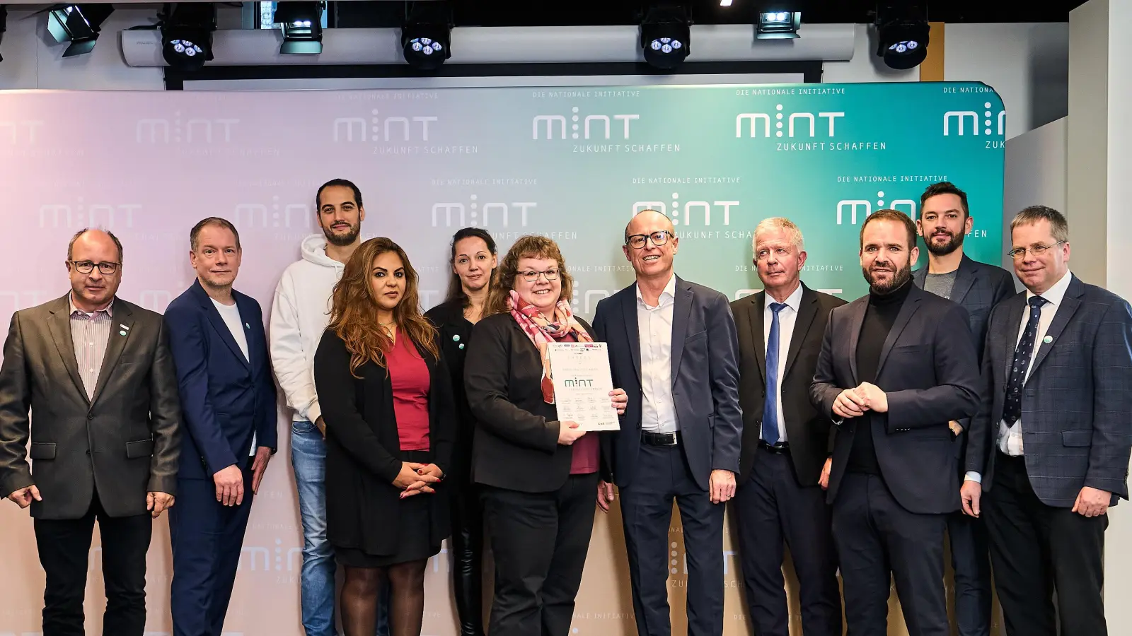 Auszeichnung der Naabtal-Realschule Nabburg als MINT-freundliche Schule (Bild: Fabian Vogl)