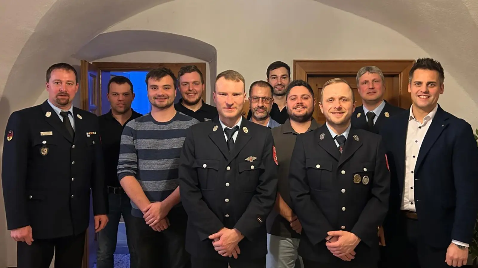 Peter Killermann (Kreisbrandmeister), Christian Hechtl, Matthias Hagn, Luca Meier, Christian Becher, Olaf Nierderdräing, Michael Ostermeier, Dominik Rupp, Marco Pregler, Christian Weinfurtner (Kreisbrandinspektor), Rudolf J. Teplitzky, 1. Bürgermeister der Stadt Oberviechtach (von links). (Bild: Lukas Spachtholz)