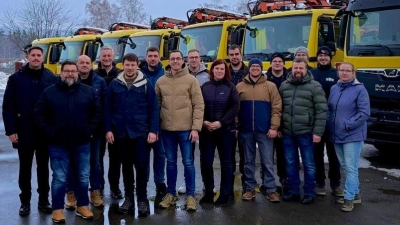 Von links: Gerhard Tretter (Geschäftsführer), Bürgermeister Thomas Kaufmann, Jürgen Braunreuther (Prokurist), Martin Bergmann (Prokurist), Johannes Frauenholz (Vorsitzender JU Immenreuth), Christian Wolf, Daniel Schmidt, Ralf Schreyer, Sandra Dostler (JU-Kreisvorsitzende), Andreas Popp, Michael Dötterl, Sebastian Heser, Bernhard Schmid, Maximilian Horn, Michael Heser, Melanie Popp. (Bild: Johannes Frauenholz)