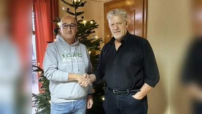 Links der 1. Vorsitzende Raimund Zeitler und rechts der neue Ehrenvorsitzende Roland Zeitler, aufgenommen bei der Nachbesprechung zur Weihnachtsfeier.  (Bild: Markus Renner)