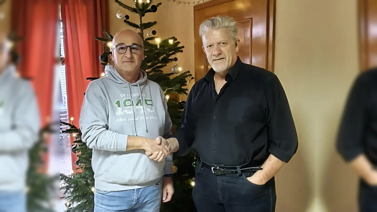Links der 1. Vorsitzende Raimund Zeitler und rechts der neue Ehrenvorsitzende Roland Zeitler, aufgenommen bei der Nachbesprechung zur Weihnachtsfeier.  (Bild: Markus Renner)