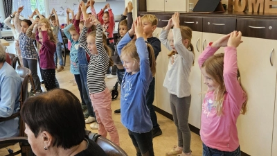 Die Kinder animierten die Seniorinnen und Senioren zum Mitmachen. (Bild: Harald Kunz)