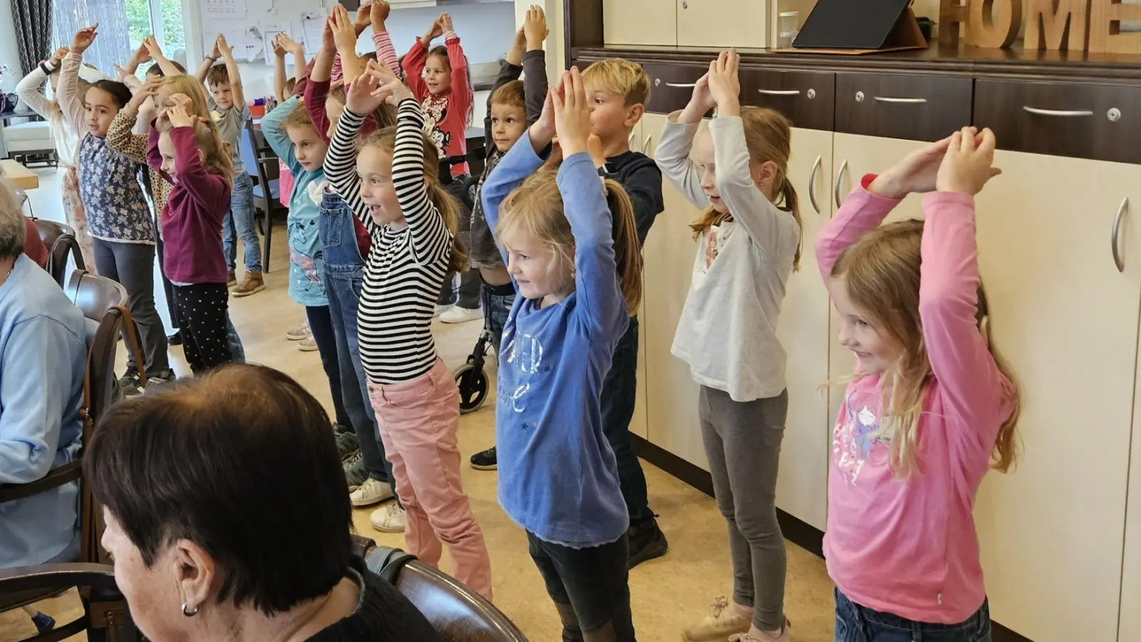 Die Kinder animierten die Seniorinnen und Senioren zum Mitmachen. (Bild: Harald Kunz)