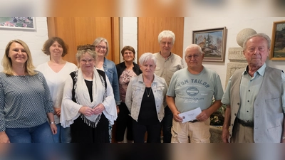 Die Gewinner der Aktion „Floß blüht auf“. Von links: Glücksfee Katja Buchner, Carmen Stetter, Christina Kreuzer, Karolin Lang, Maria Venzl, Bürgermeister Robert Lindner, Heinz Mandry und Erich Schieder. (Bild: Fred Lehner)