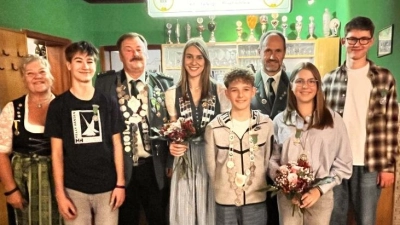 Beim Schützenverein Mendorferbuch-Egelsheim wurden die neuen Würdenträger gekürt. Dazu gratulierte Schützenmeisterin Barbara Guttenberger (links) (Bild: Paul Böhm)