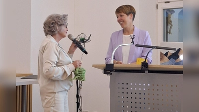 Freudig nahm die Referentin Michaela Blattnig das Präsent der Vorsitzenden Hildegard Gallitzendörfer an, und ebenso den Applaus der Gäste im Pfarrsaal. (Bild: Margarete Hirsch)