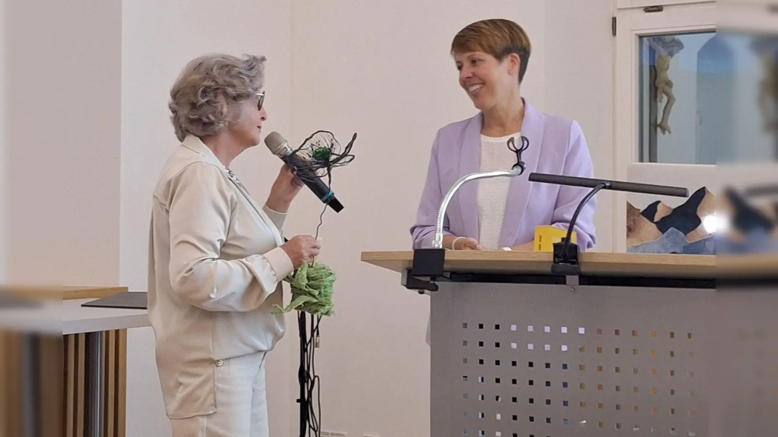 Freudig nahm die Referentin Michaela Blattnig das Präsent der Vorsitzenden Hildegard Gallitzendörfer an, und ebenso den Applaus der Gäste im Pfarrsaal. (Bild: Margarete Hirsch)
