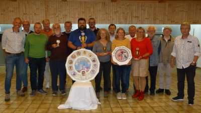 Die Teilnehmer beim Stadtratsschießen mit Erstem Bürgermeister Stefan Frank (Siebter von links), der drei Trophäen mit nach Hause nahm. (Bild: ZSG 1893 Rosenberg/exb)