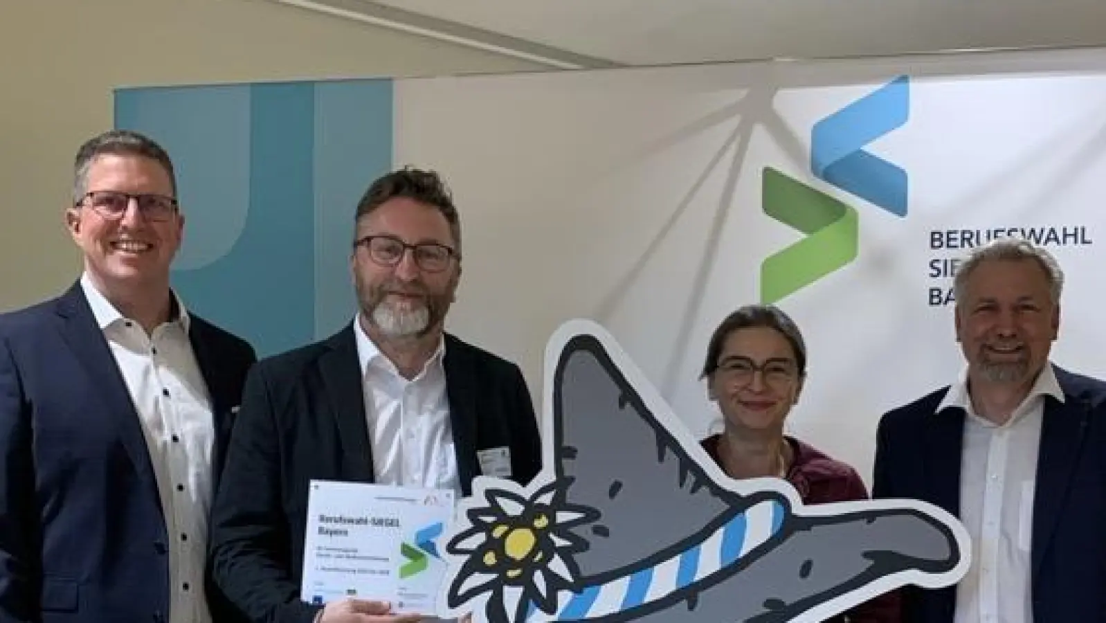 Die Schulleitung, um Realschuldirektorin Diana Schmidberger (2. v. r.) nehmen mit dem Ministerialbeauftragten für die Realschulen in der Oberpfalz, Andreas Hoffmann (1. v. r.), das Berufswahlsiegel entgegen. (Bild: Bernd Bischoff)