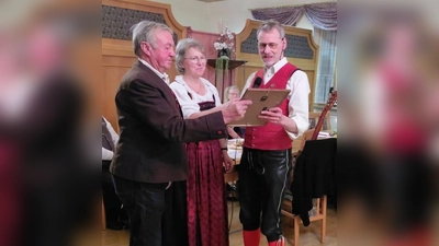 Leonhard Bayerl wird für seine herausragenden Verdienste in 19 Jahren Vorstandschaft zum Ehrenvorsitzenden des OVKs ernannt. (Bild: Maria Zinkl)