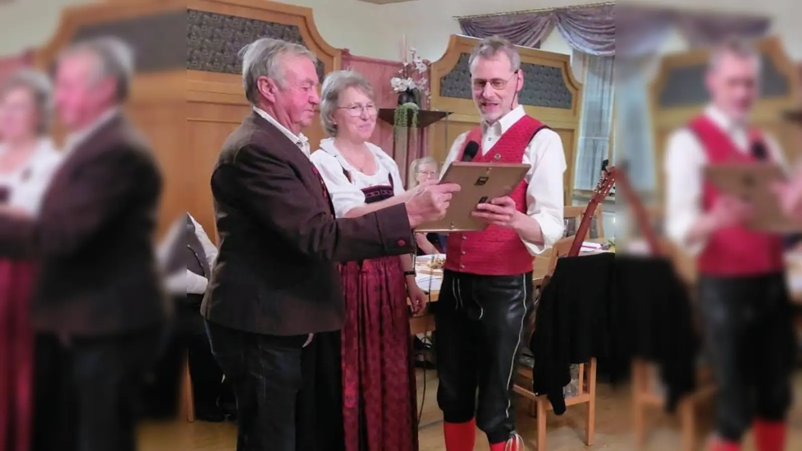 Leonhard Bayerl wird für seine herausragenden Verdienste in 19 Jahren Vorstandschaft zum Ehrenvorsitzenden des OVKs ernannt. (Bild: Maria Zinkl)