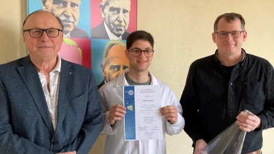 OStD Stefan Niedermeier und StD Johannes Wällisch gratulieren dem Preisträger. (Bild: Johannes Wällisch)